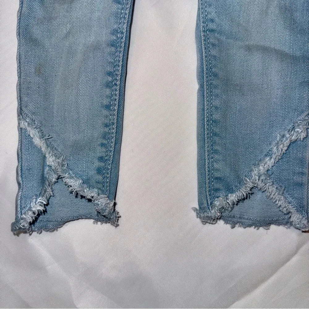 Old Navy Baby Girl 12-18 months Light Blue Denim Jeans Chic Shark Bite Fray Hem‎
